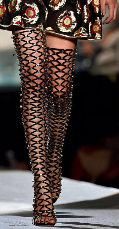 Botas Tacón Alto con Detalles Metalizados y Cortes Decorativos - Image 3