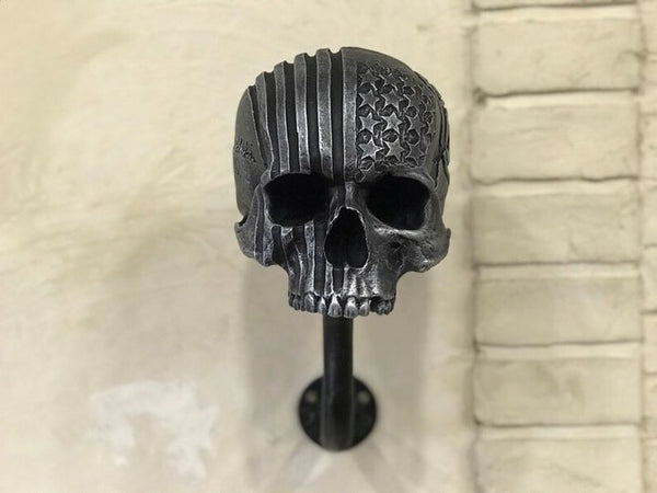 Soporte Decorativo para Casco de Motocicleta con Calavera - Ornamento Artesanal