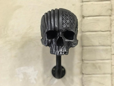 Soporte Decorativo para Casco de Motocicleta con Calavera - Ornamento Artesanal