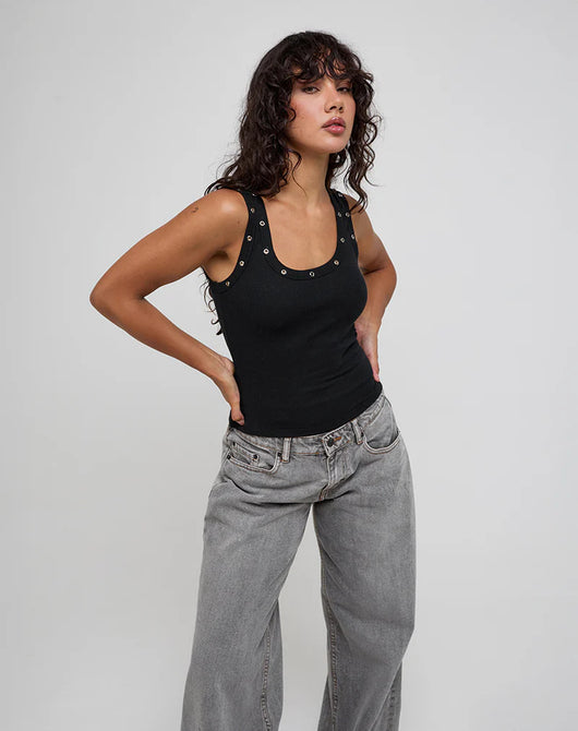 Camiseta Ajustada Picante para Mujer con Tirantes Finos - Image 24