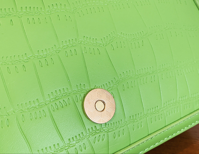 Bolso Bandolera de Textura Premium con Diseño Versátil - Image 9