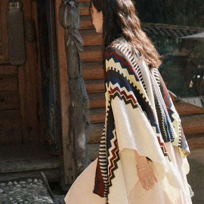 Capa Boho con Borlas - Bufanda Tejida Cálida y Elegante - Image 3