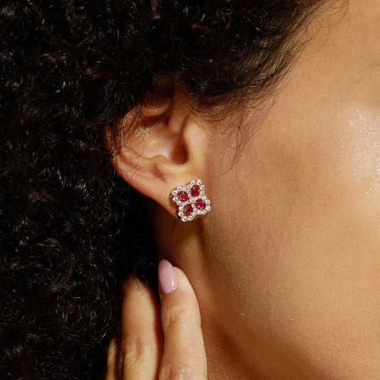Aretes de Plata S925 Flor de Cuatro Pétalos con Piedra Roja Cultivada para Mujer