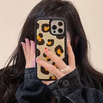 Funda iPhone Floral Invierno Coreana Bordada de Felpa Suave - Image 8