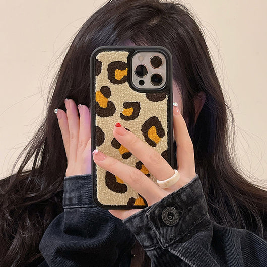 Funda iPhone Floral Invierno Coreana Bordada de Felpa Suave - Image 8