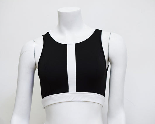 Conjunto Deportivo con Costuras Contrastantes en Blanco y Negro - Image 12
