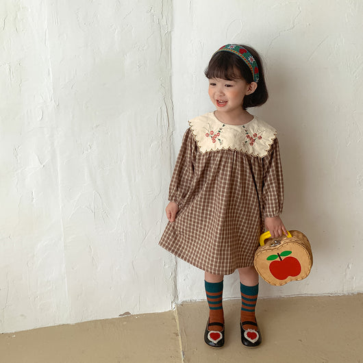 Vestido Infantil Estilo Occidental con Cuello Ancho y Flores Bordadas - Image 17