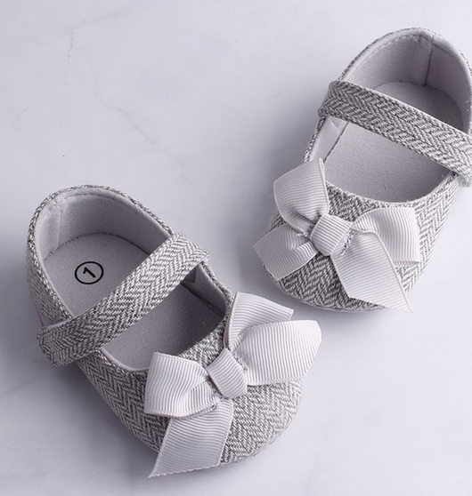 Grey herringbone baby crib shoes with white grosgrain bows and a single strap, perfect for toddlers. - Image 3