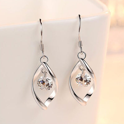 Aretes de Plata Esterlina Retorcida con Diamante - Image 3