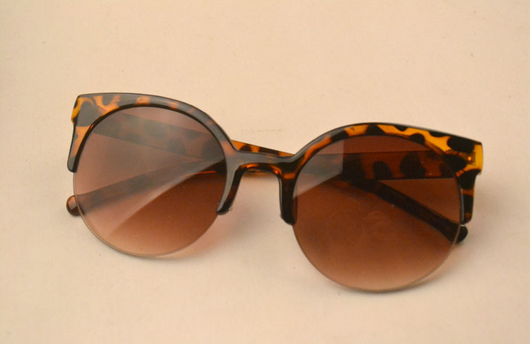Half frame cat eye retro sunglasses with brown gradient lenses and a tortoiseshell-patterned frame. - Image 6