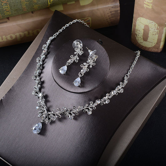 Conjunto de Joyas Nupciales Coreanas con Cristales - Tiara, Aretes y Collar - Image 3