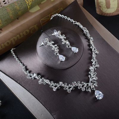 Conjunto de Joyas Nupciales Coreanas con Cristales - Tiara, Aretes y Collar - Image 2