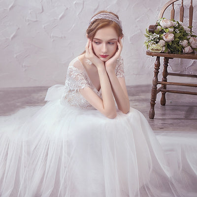 Vestido de Novia Minimalista con Falda de Tul y Cola Delicada - Image 15