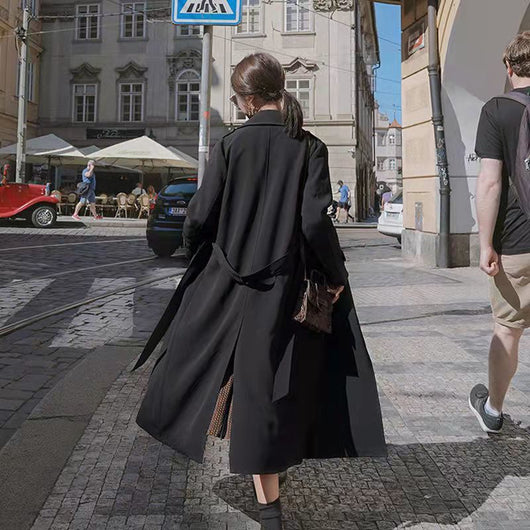 Abrigo Drapado Largo para Mujer Negro Moderno y Elegante - Image 4