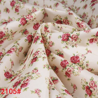 Tela Estampada Poliéster Flores Rojas y Hojas Verdes sobre Base Beige - Image 4