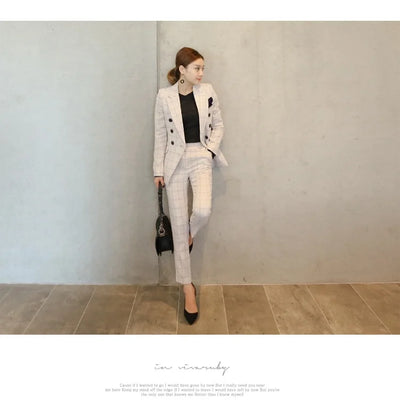 Traje Ejecutivo para Mujer con Solapa y Doble Botonadura - Image 6
