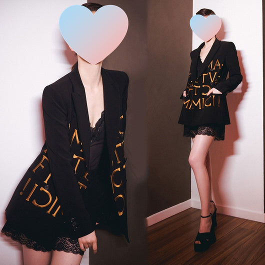 Blazer Negro Entallado con Letras Bordadas para Mujer - Image 9