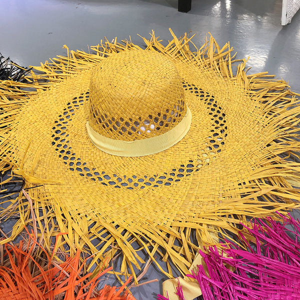 Sombrero de Rafia con Ala Ancha y Borlas Coloridas - Protección Solar Elegante