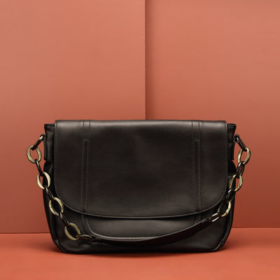 Bolso de Cuero Negro con Correa Ajustable