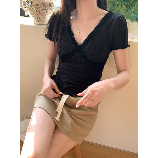Blusa Crop Top Ajustada con Encaje y Cuello en V - Image 3