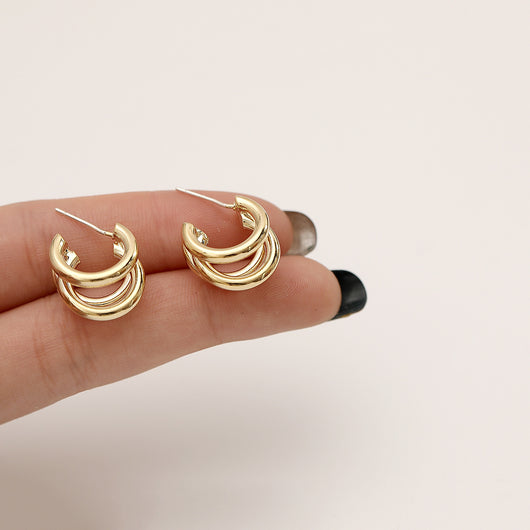 Aretes Minimalistas de Tres Capas - Diseño Elegante y Sofisticado - Image 4