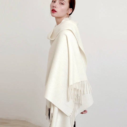 Chal Blanco Elegante y Acolchado para Mujer - Image 2