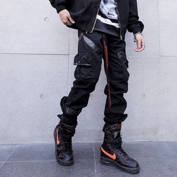 Pantalón Cargo Hip Hop con Bolsillos Laterales y Detalles en Cuero