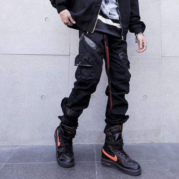 Pantalón Cargo Hip Hop con Bolsillos Laterales y Detalles en Cuero