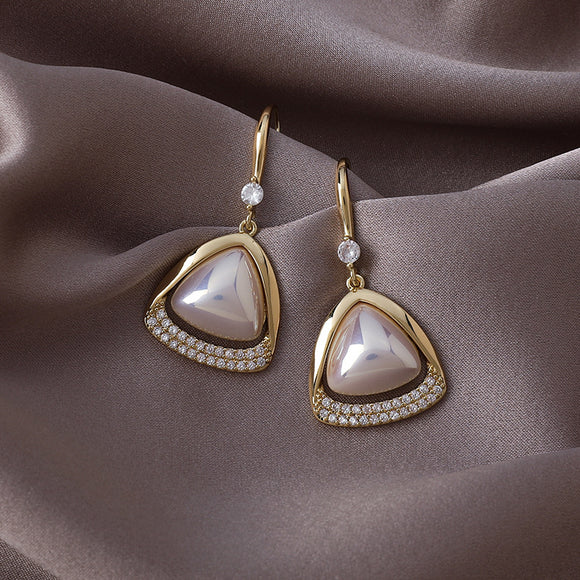 Aretes de Perla Triángulo Diamante Brillante