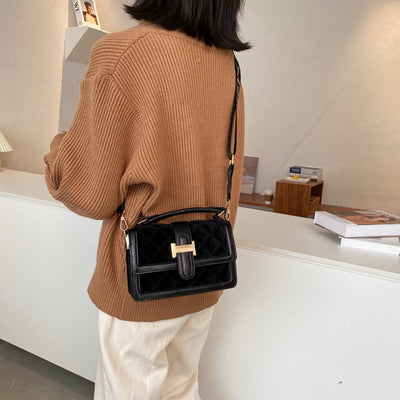 Bolso Bandolera Cuadrado Pequeño con Correa de Terciopelo Ancho - Image 3