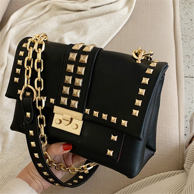 Bolso de Hombro con Cadena y Tachuelas - Image 19