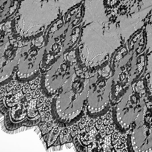 Conjunto de Encaje con Pestaña y Tela de Encaje en Negro y Blanco - Image 5