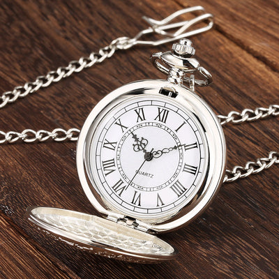 Reloj de Bolsillo Grande Estilo Vintage con Patrón de Escudo Dorado y Movimiento Cuarzo - Image 9