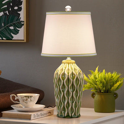 Lámpara de Mesa Estilo Europeo para Dormitorio - Luz Cálida y Elegante - Image 3