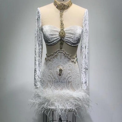 Vestido Ajustado Manga Larga con Diamantes y Plumas - Image 5