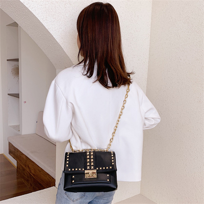 Bolso de Hombro con Cadena y Tachuelas - Image 17