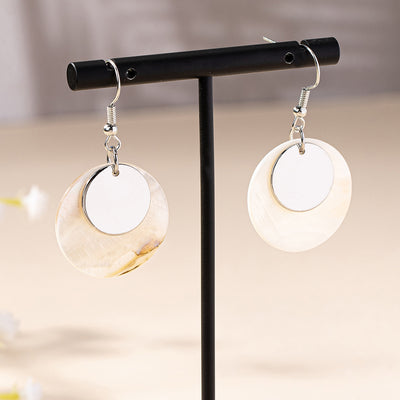 Aretes Disco de Concha Minimalista - Image 3