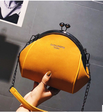 Bolso de Hombro Joker con Cadena Dorada
