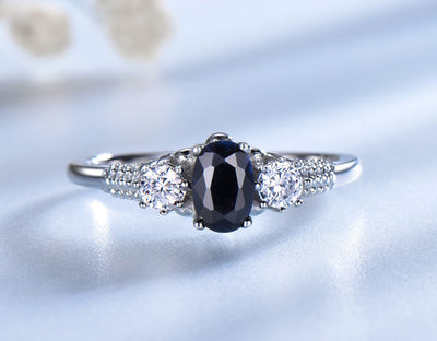 Anillo de Plata Esterlina con Zafiro Azul Real y Halo de Gemas