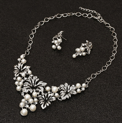 Gold-toned heart-shaped necklace and dangle earrings set with clear rhinestones and faux pearls. - Image 14