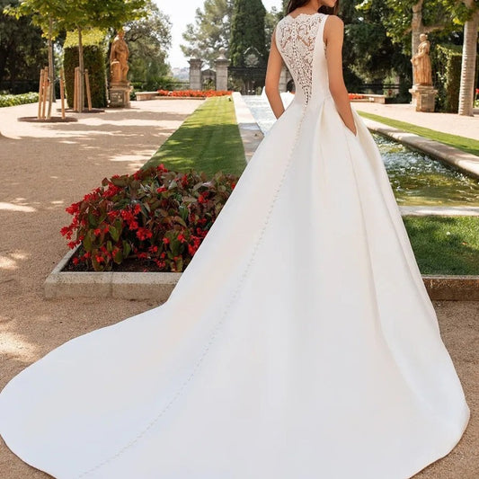 Vestido de Novia Elegante con Encaje Francés y Cola Satinada - Image 2