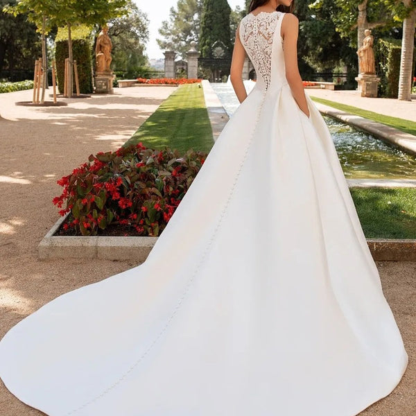 Vestido de Novia Elegante con Encaje Francés y Cola Satinada