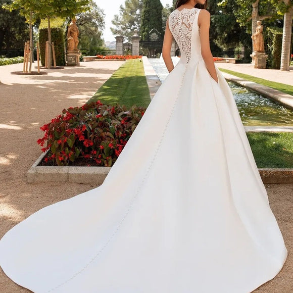 Vestido de Novia Elegante con Encaje Francés y Cola Satinada