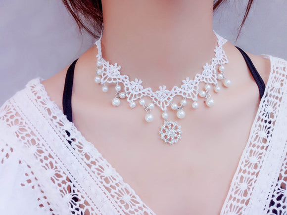 Collar de Encaje Blanco con Piedras Preciosas para Mujer