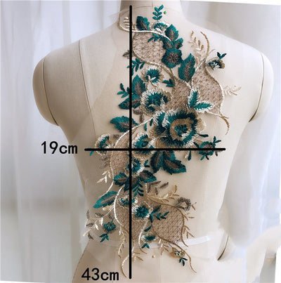 Adornos de Pecho para Vestido de Noche Verde con Encaje y Hilos Dorados - Image 6