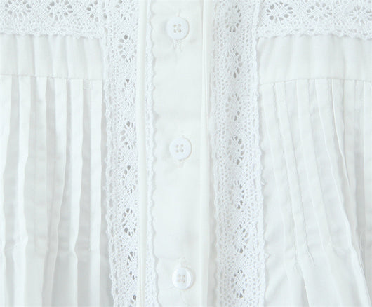 Blusa Elegante de Encaje Francés Confeccionada a Mano con Pliegues y Parches - Image 10