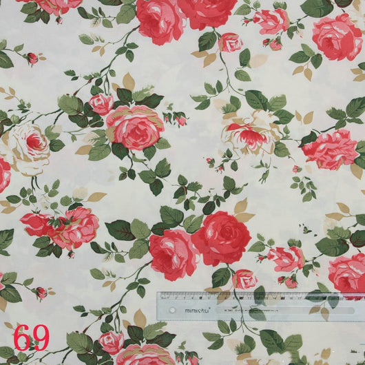 Tela Estampada Poliéster Flores Rojas y Hojas Verdes sobre Base Beige - Image 7