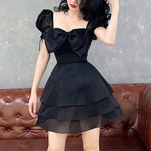 Vestido Negro Elegante con Escote Cuadrado y Falda de Organza con Lazo