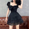 Vestido Negro Elegante con Escote Cuadrado y Falda de Organza con Lazo
