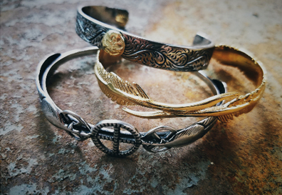 Pulsera de Acero Titanio con Diseño de Pluma